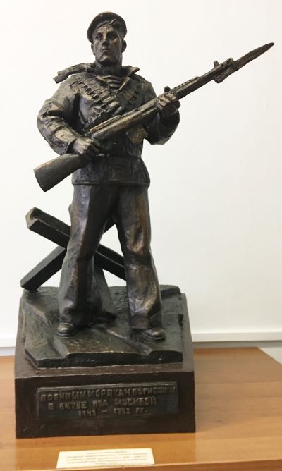 Один из трёх экземпляров авторской модели памятника военным морякам, переданный Российскому фонду ветеранов.