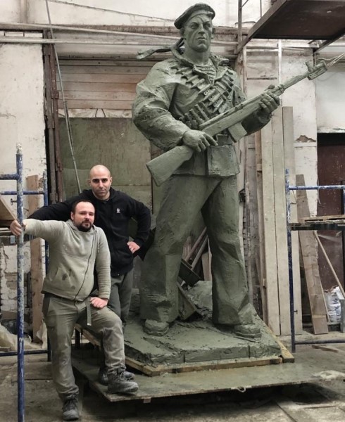 На снимке (справа налево): скульптор Грант Гарибян и его помощник скульптор Василий Вершинин.