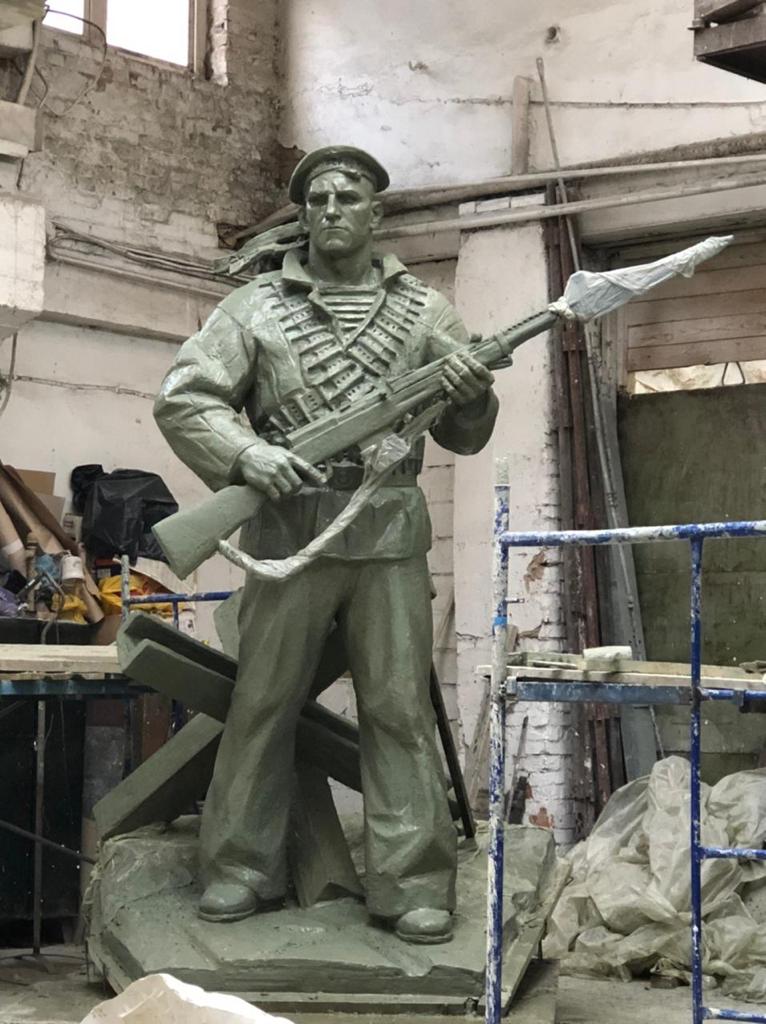 Скульптурная композиция в цехе Смоленского комбината