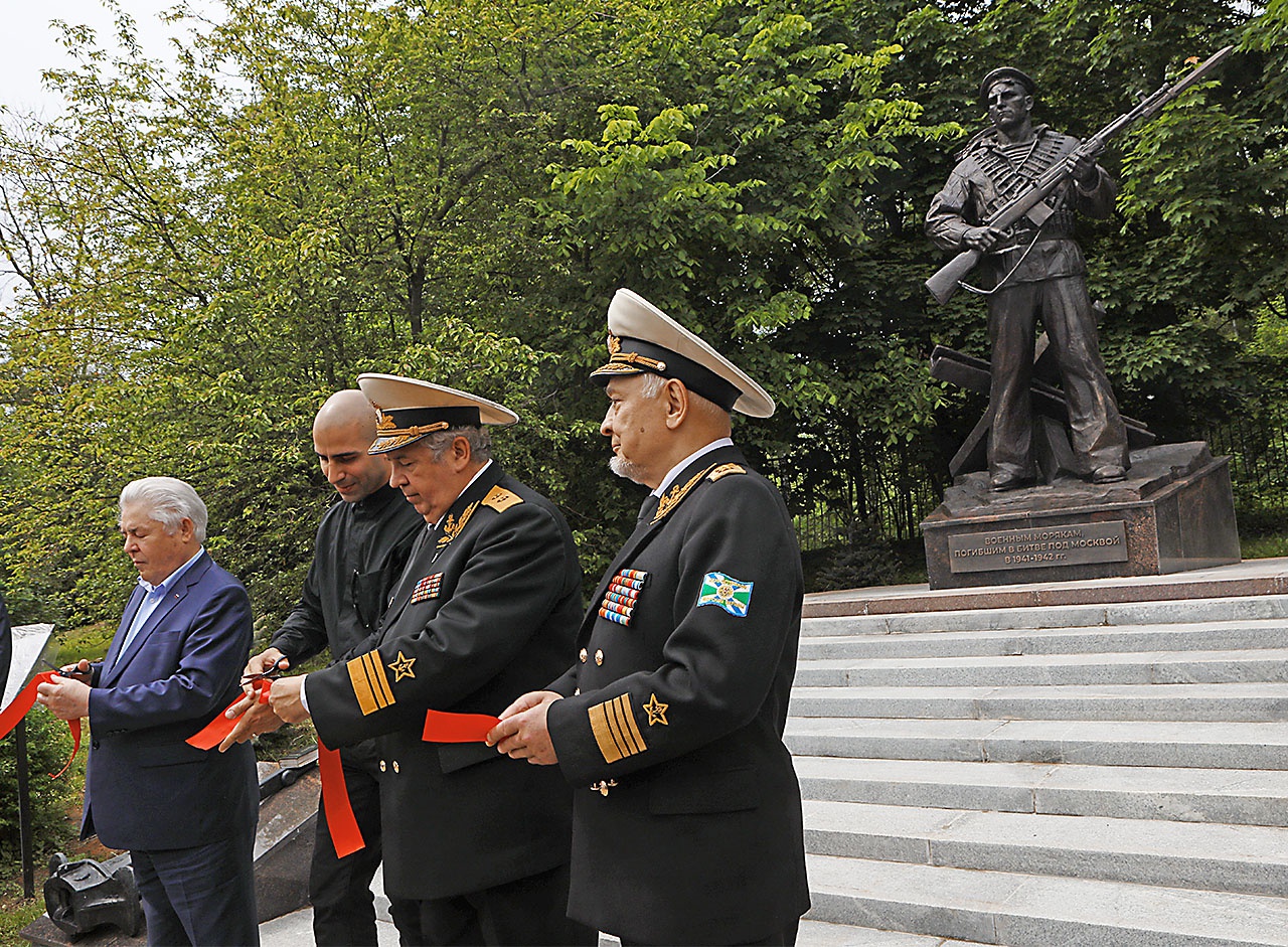 В 2020 году было принято решение установить народный памятник военным морякам на натурной военно-морской площадке Музея Победы на Поклонной горе.