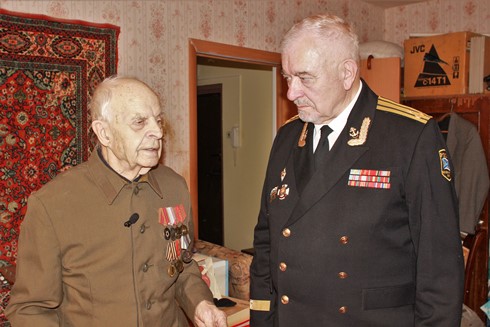 Капитан 1 ранга Анатолий Качко поздравляет с Днём пожилых людей ветерана Великой отечественной войны Василия Алексеевича Семёнова