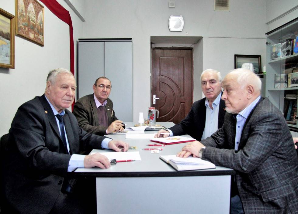На снимке (слева направо): И.И. Налётов, В.Н. Овчинников, В.С. Вершинин и Л. П. Гарибян