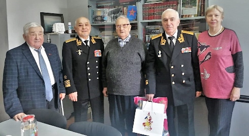 На снимке (слева направо): полковник в отставке Е.А. Рязанцев, адмирал И.И. Налётов, старший лейтенант в отставке А.М. Мареев, контр-адмирал Л.П. Гарибян и волонтёр Фонда Г.В. Индюхова