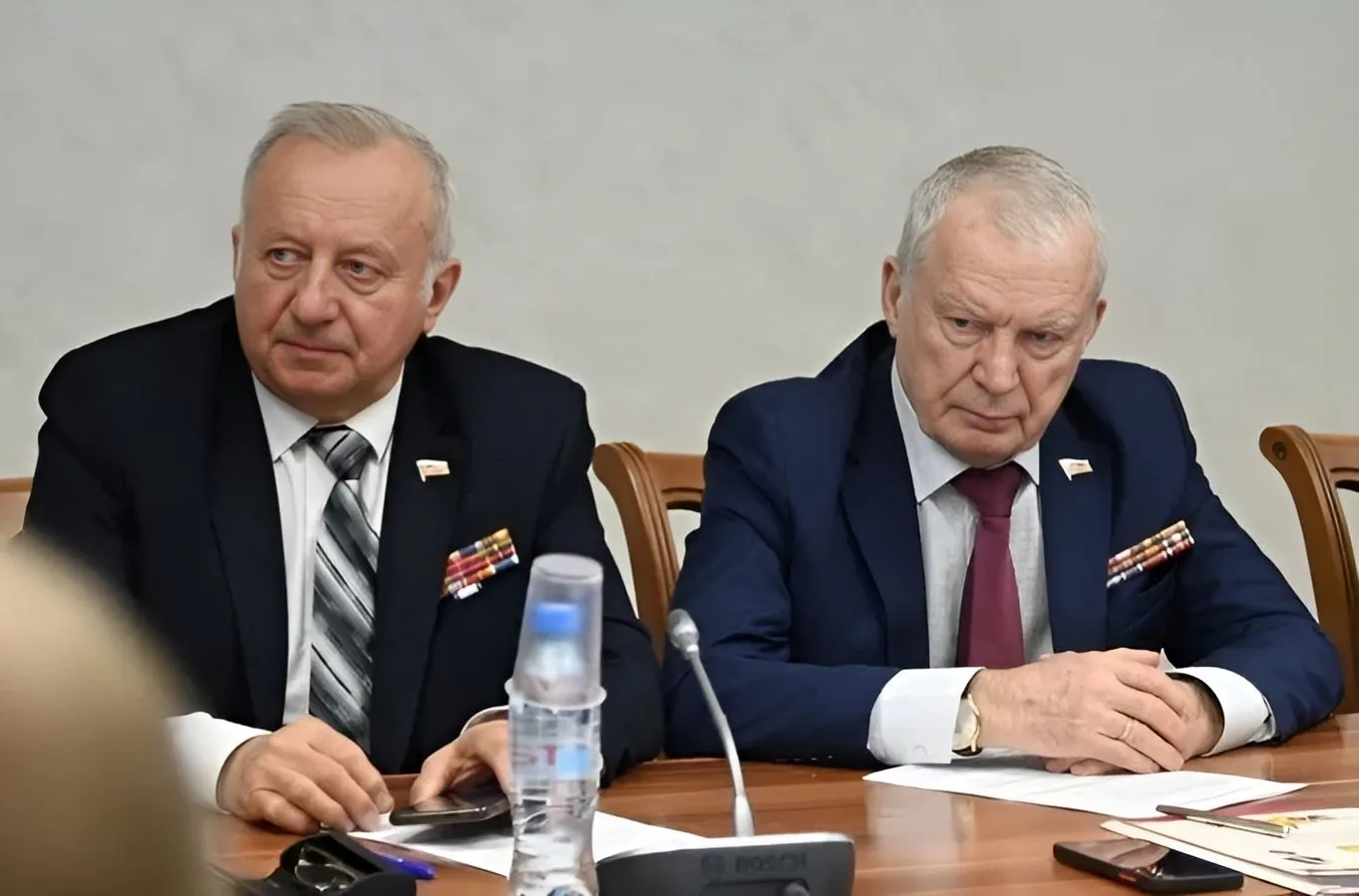 Представитель Российского фонда ветеранов в Алтайском крае член Союза писателей и Союза журналистов России майор в отставке Владимир Чикильдик (первый справа).