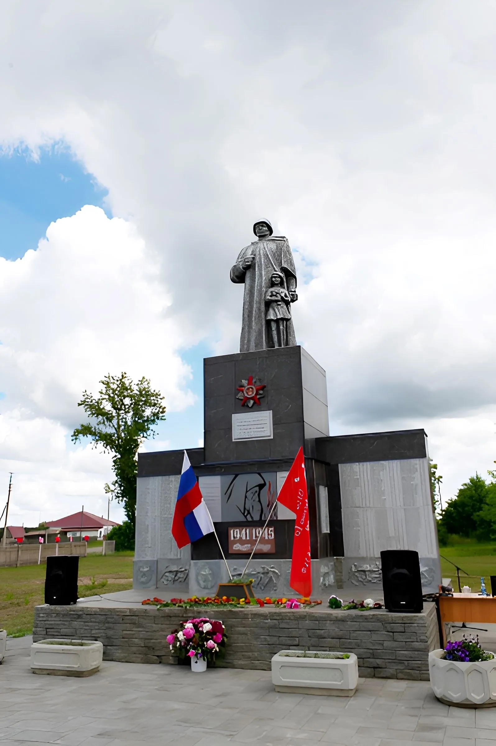 На снимке: мемориал в селе Усть-Мосиха Ребрихинского района Алтайского края.