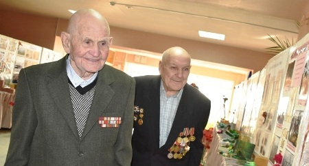 Участники Великой Отечественной войны Николай Иванович Маштаков и Иван Иванович Паршин (на снимке справа).