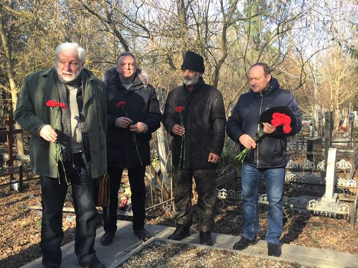 Участники возложения цветов Александр Кожин (первый слева), Александр Дороганов (второй слева), Сергей Мандрыкин (первый справа)