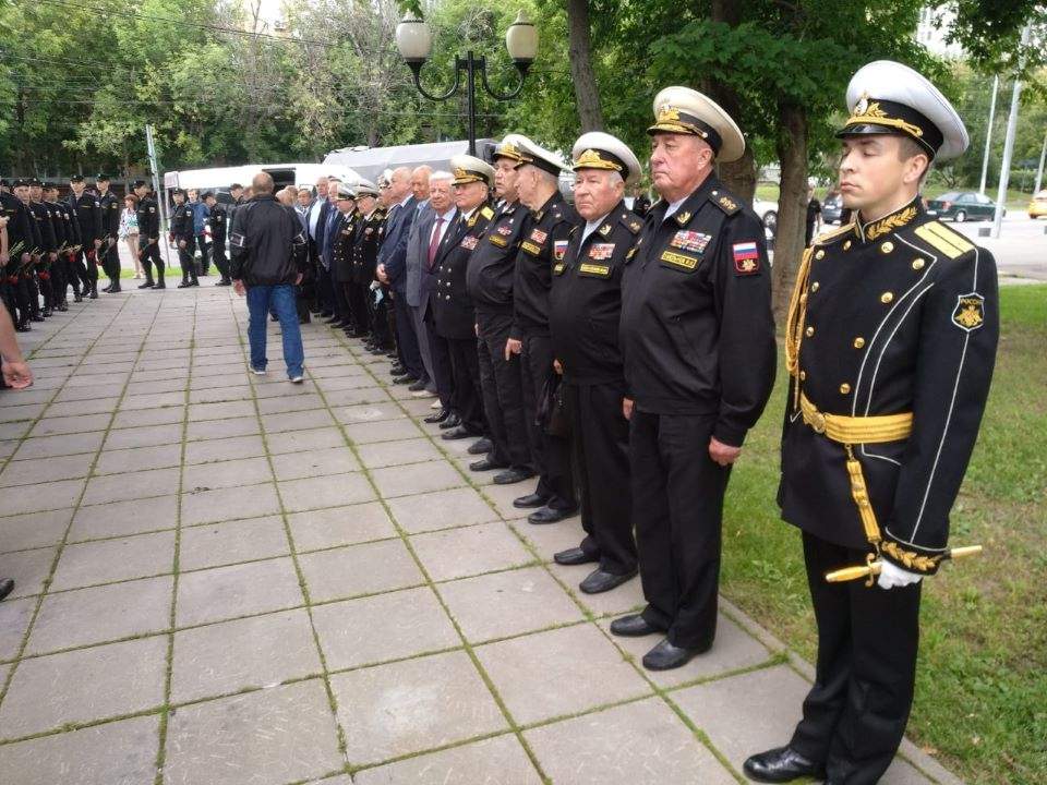 В одном строю заслуженные ветераны-подводники и молодые военнослужащие роты почётного караула 154 отдельного комендантского Преображенского полка