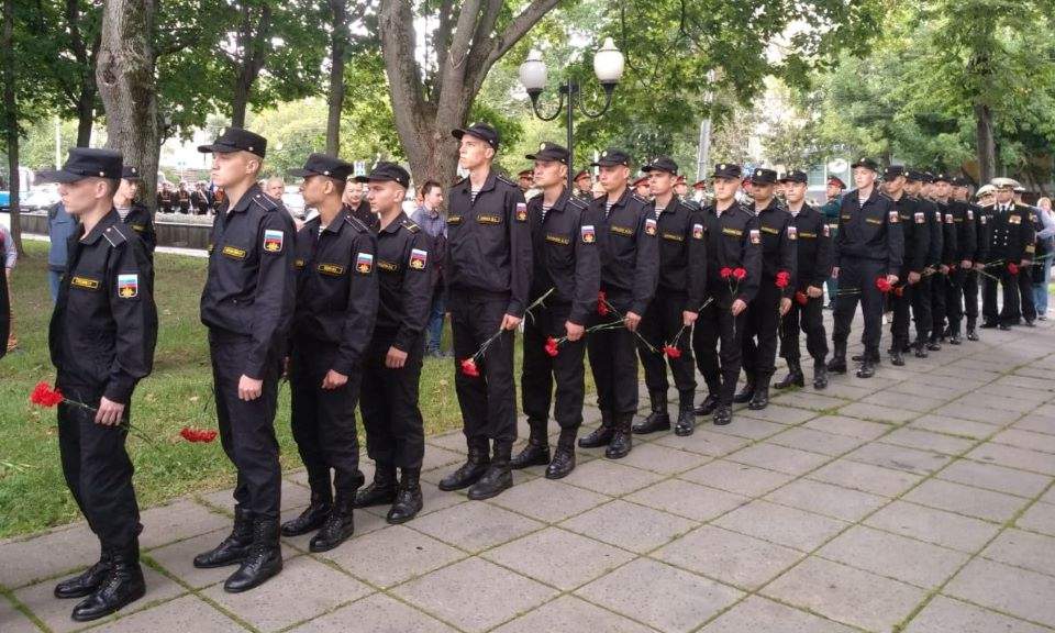 В память о национальной трагедии молодые военнослужащие несут цветы к памятнику «Скорбящий моряк»