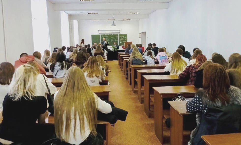 Студенты слушают Виктора Леонидовича Янаки – председателя правления Рязанского областного отделения Российского фонда ветеранов.