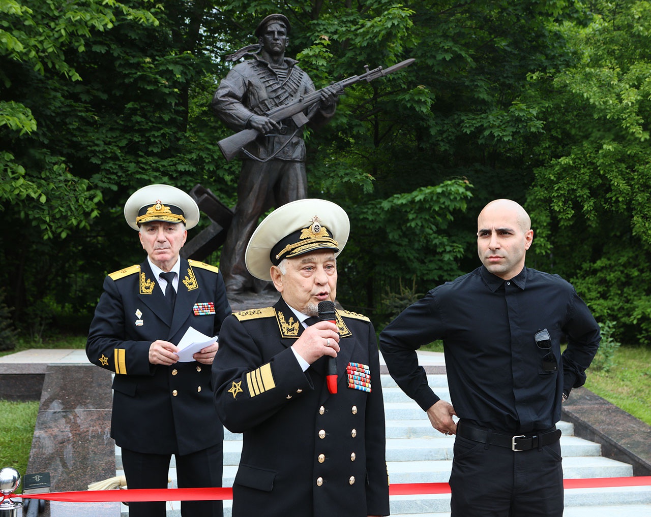 Адмирал Иннокентий Налётов и скульптор Грант Гарибян на открытии памятника.
