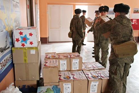 Разгрузка гуманитарных посылок на территории воинской части