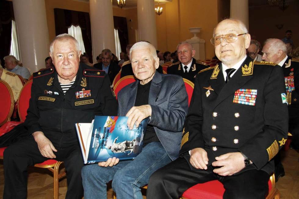 На снимке слева направо генерал-майор В.И. Романенко, вице-адмирал В.Ф. Дорогин и адмирал И.И. Налётов