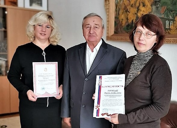 На снимке: автор этих строк с Натальей Владимировной Стрельниковой (слева) и Мариной Анатольевной Борчиной (справа)