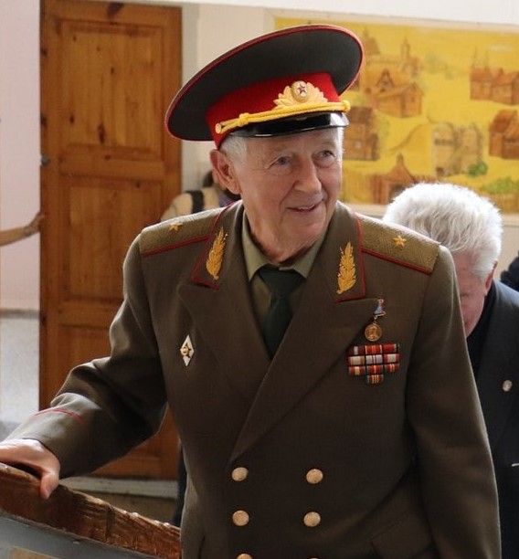 Представитель Российского фонда ветеранов в Санкт-Петербурге генерал-майор Николай Никитович Чирков.