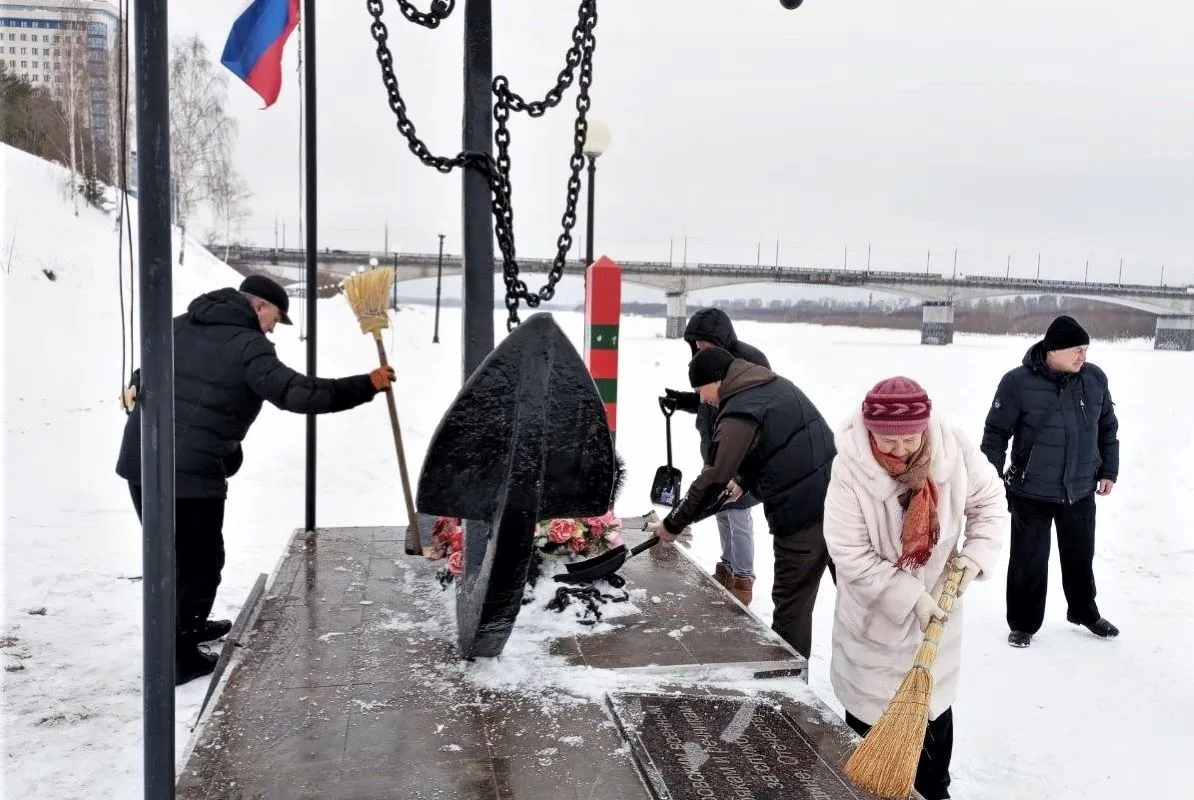 КИРОВСКИЕ ВЕТЕРАНЫ ДРУЖНО ВЫШЛИ НА СУББОТНИК.