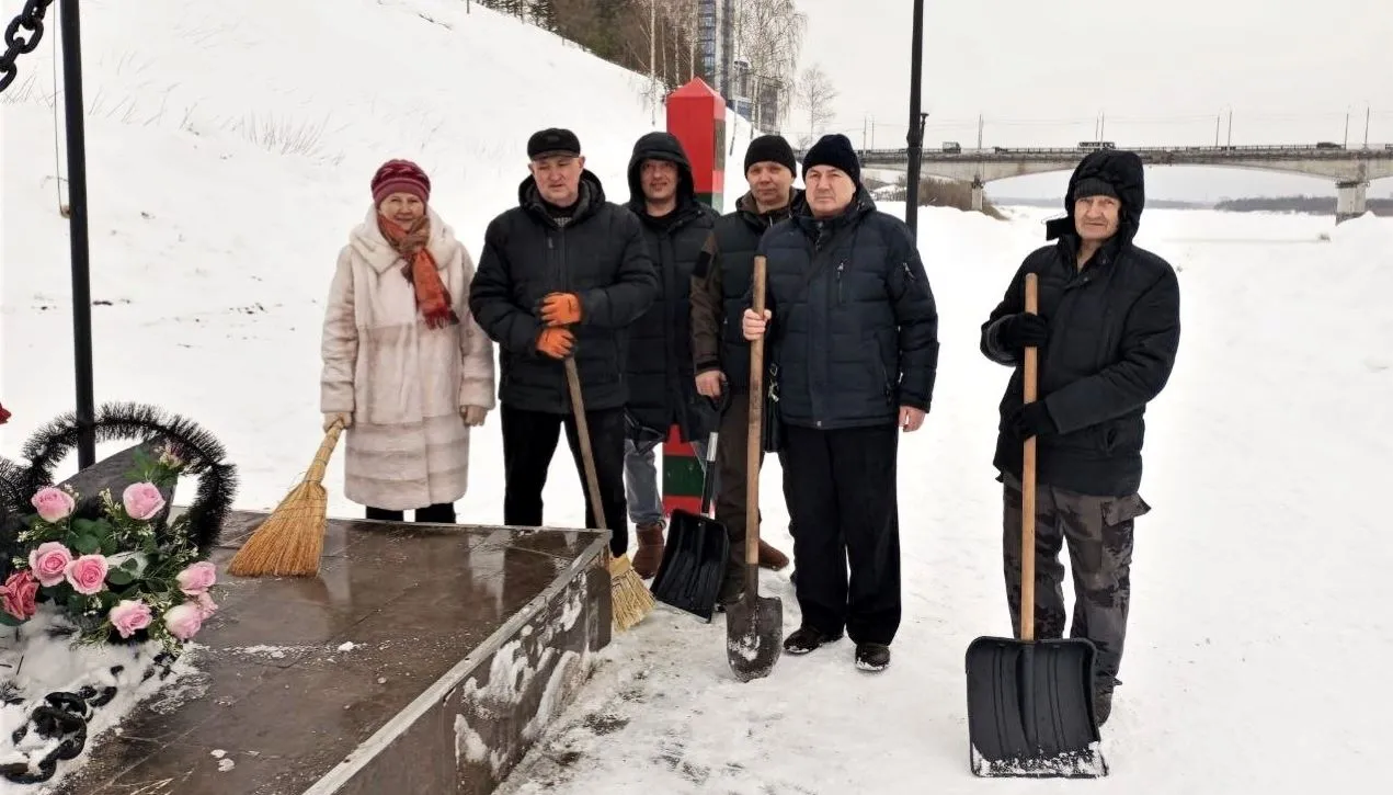 КИРОВСКИЕ ВЕТЕРАНЫ ДРУЖНО ВЫШЛИ НА СУББОТНИК.