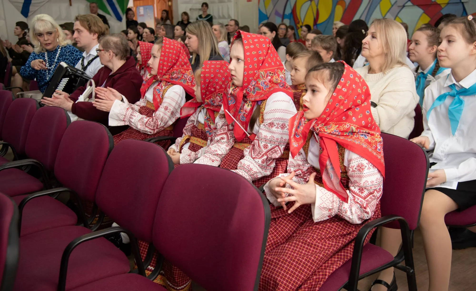 На снимке: юные артисты волнуются в зрительном зале.
