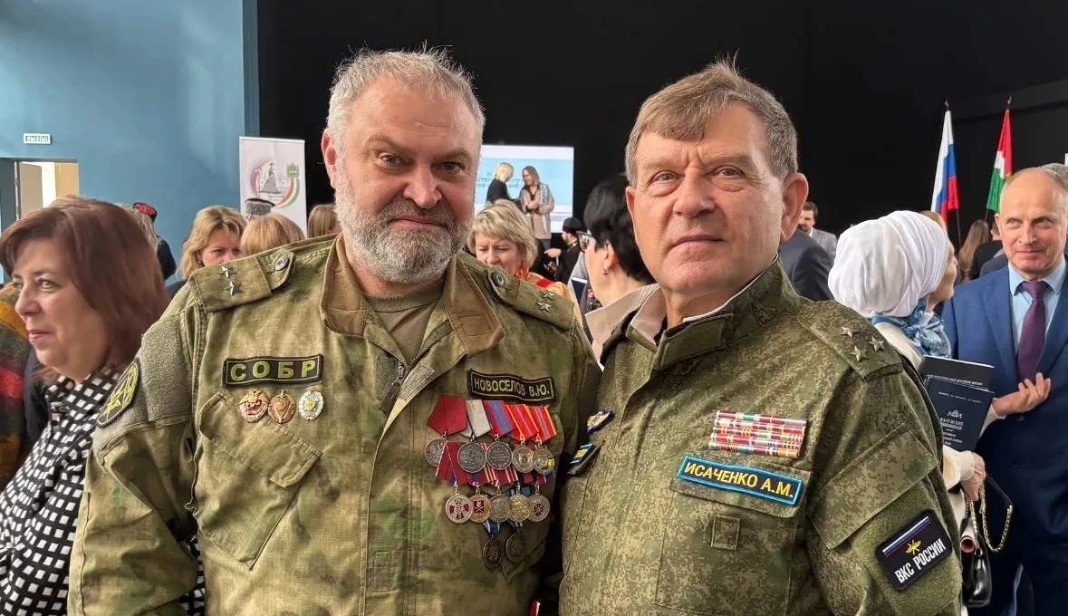 На снимке: руководитель КРОО ветеранов СВО подполковник полиции в отставке Виталий Новосёлов и представитель Российского фонда ветеранов в Калужской области полковник в отставке Анатолий Исаченко.