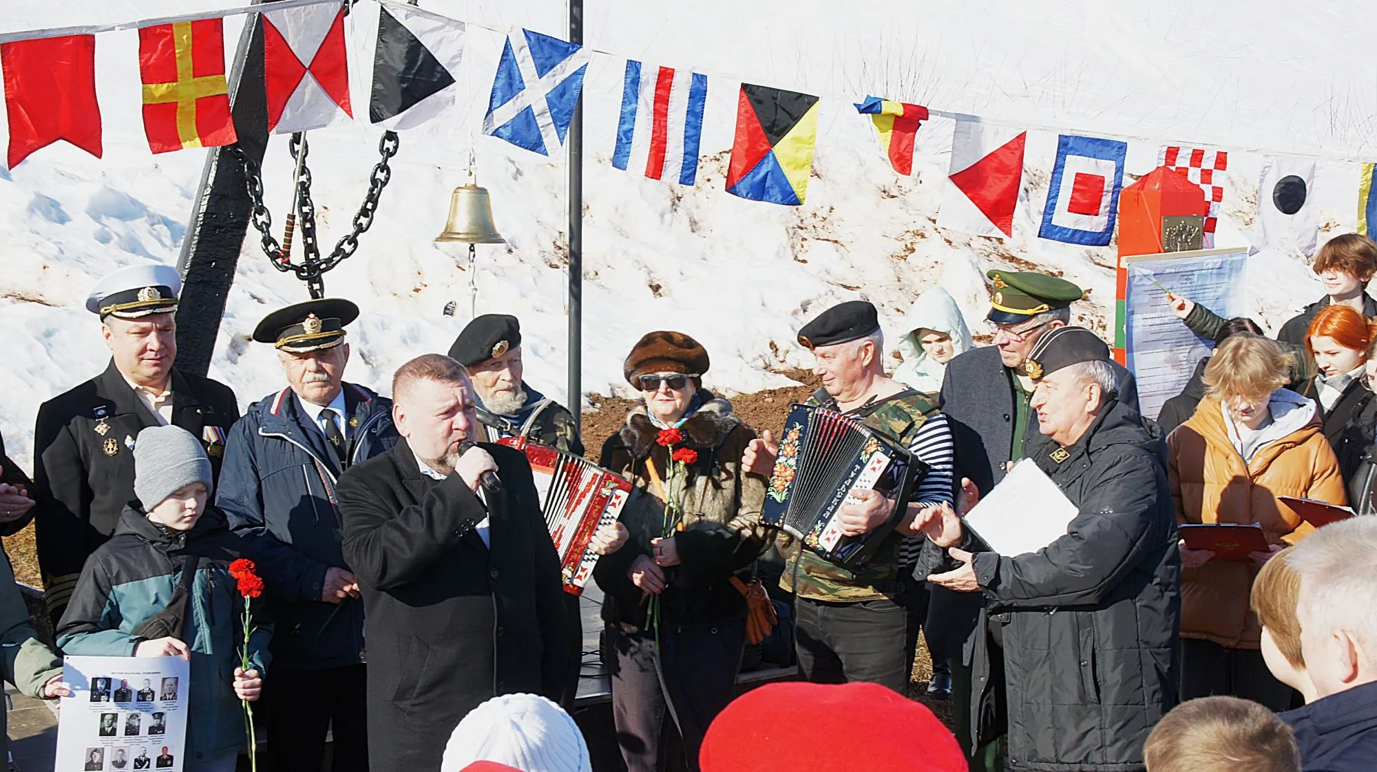 На снимке: презентационное исполнение гимна Фонда автором музыки, композитором Игорем Русских.