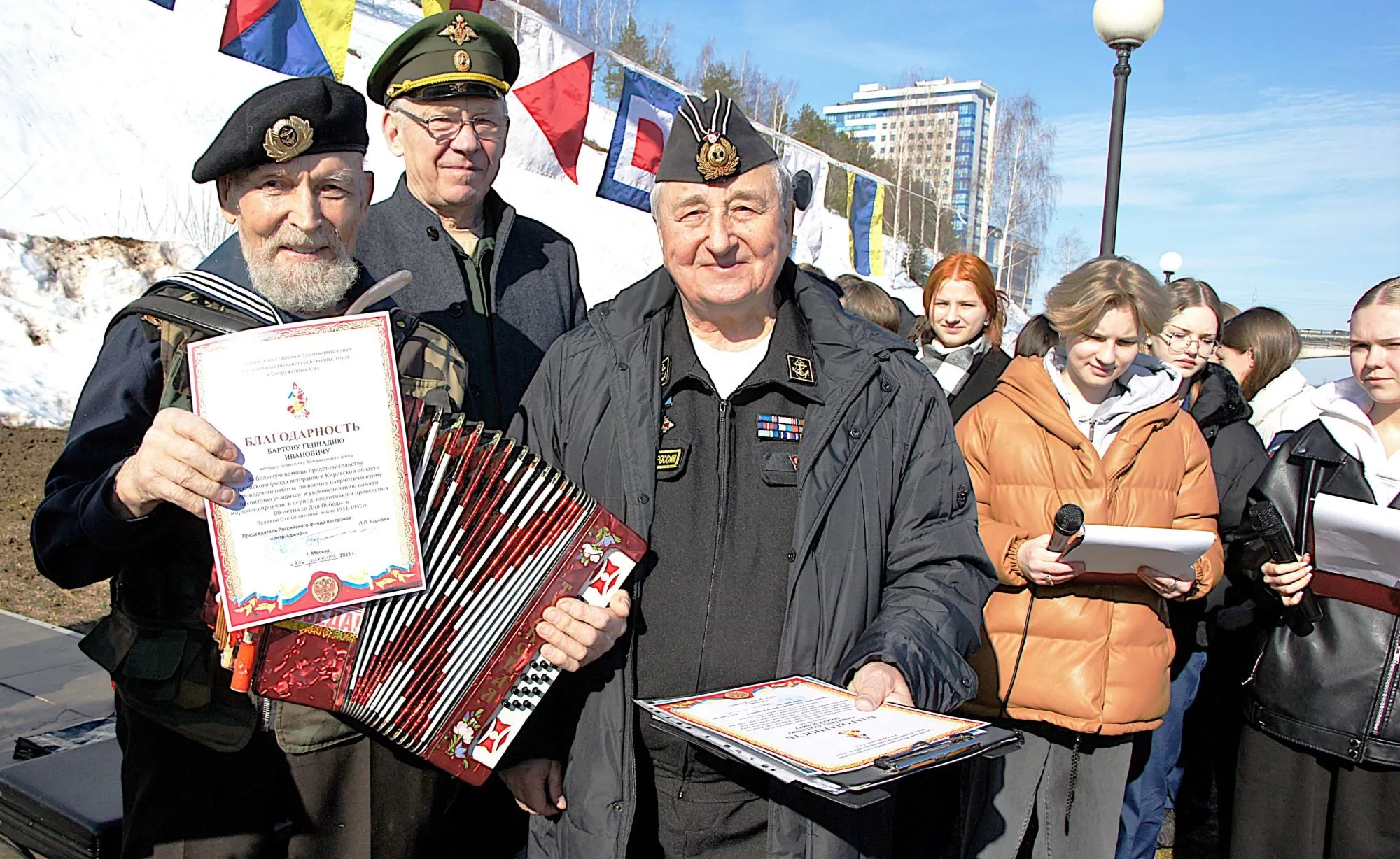 На снимке: представитель Российского фонда ветеранов в Кировской области капитан 3 ранга в отставке Юрий Малых вручает благодарственную грамоту Фонда ветерану-подводнику Тихоокеанского флота Геннадию Бартову.