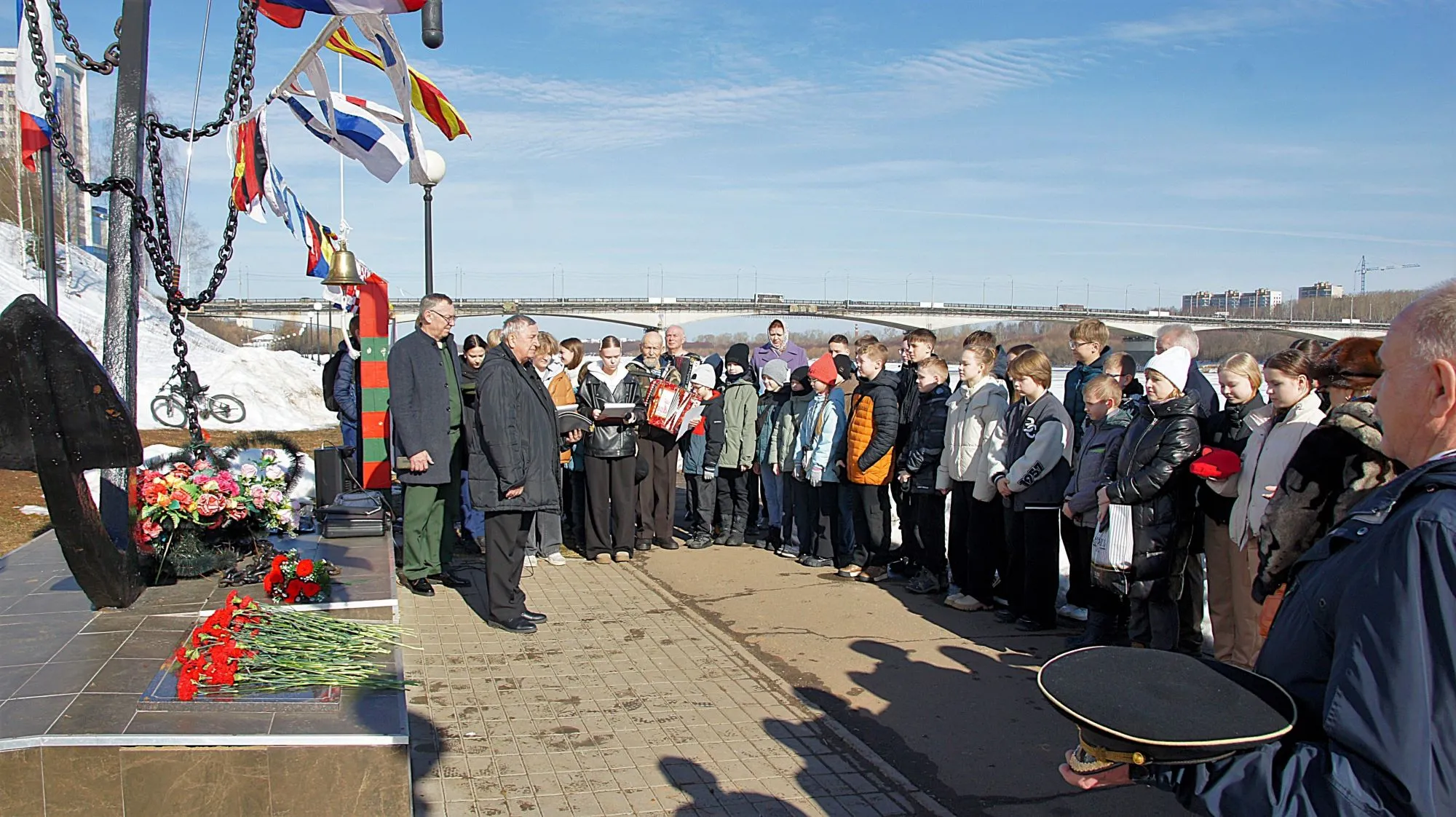 На снимке: минута молчания.