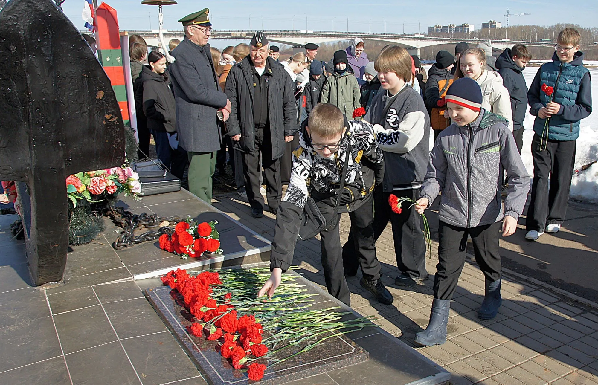 На снимке: возложение цветов к памятному знаку «Якорь».