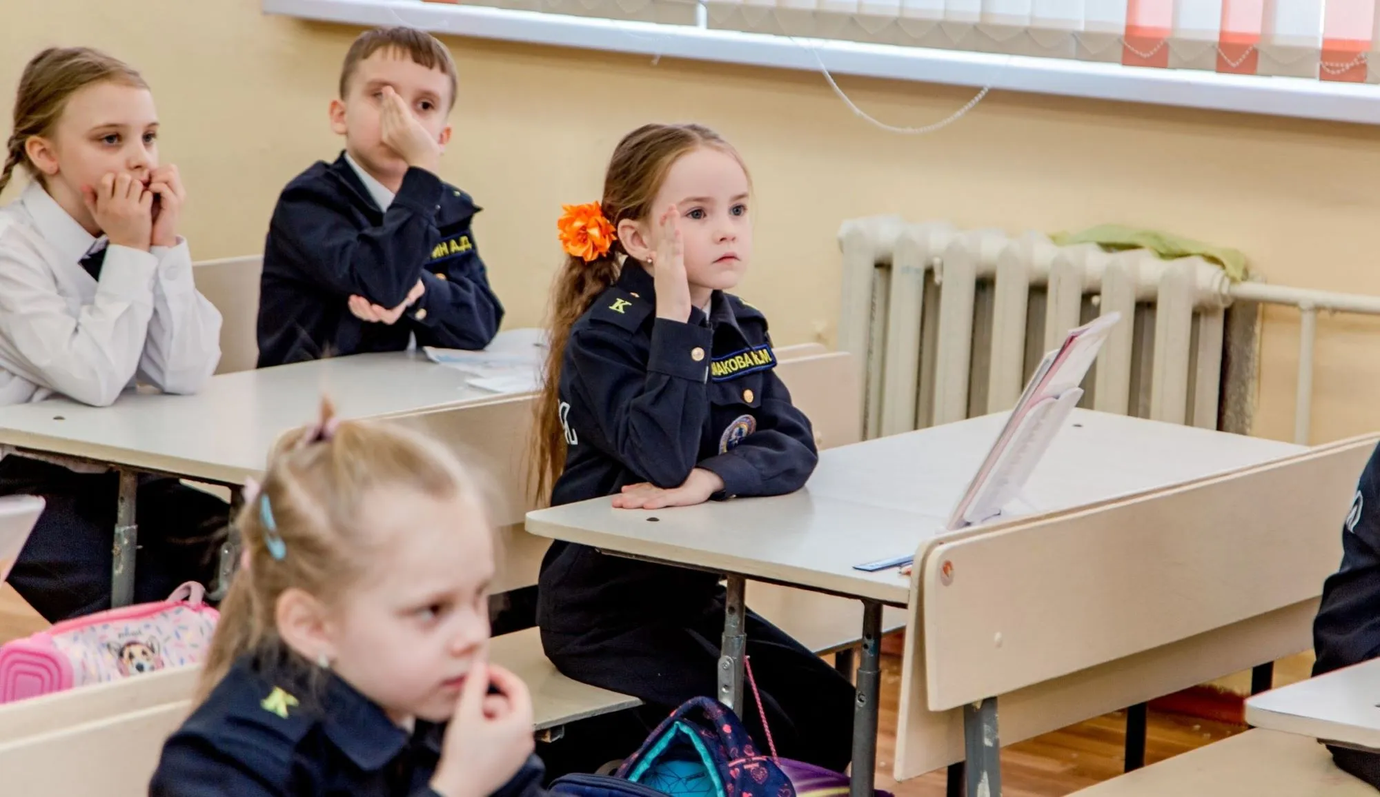 На снимке: у кадетов есть вопросы.