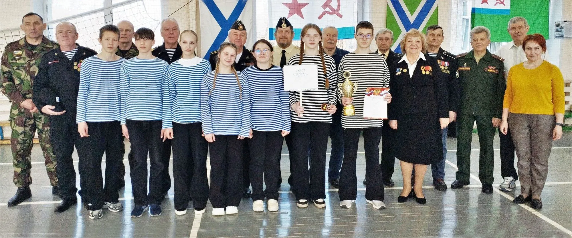 На снимке: победитель районного этапа соревнований команда «Пассат» гимназии города Слободской.