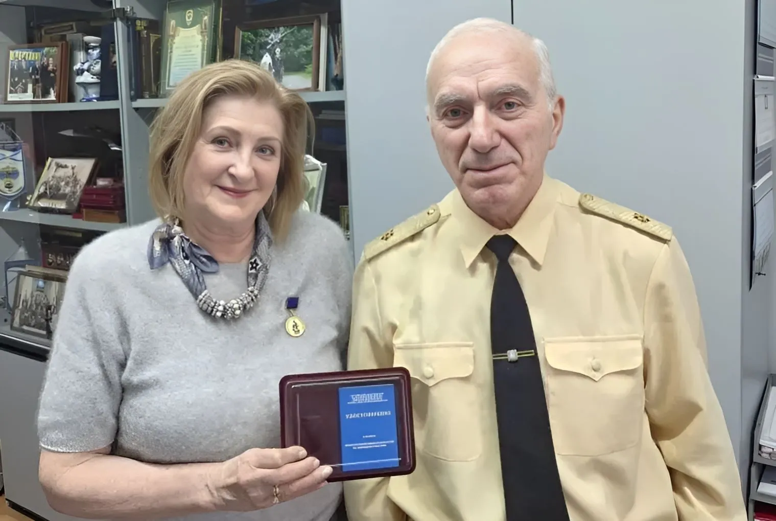 На снимке: вручение медали Фонда «Благотворительность в России. За активное участие» председателю Совета ветеранов района Басманный ЦАО г. Москвы Елене Лукиновой.