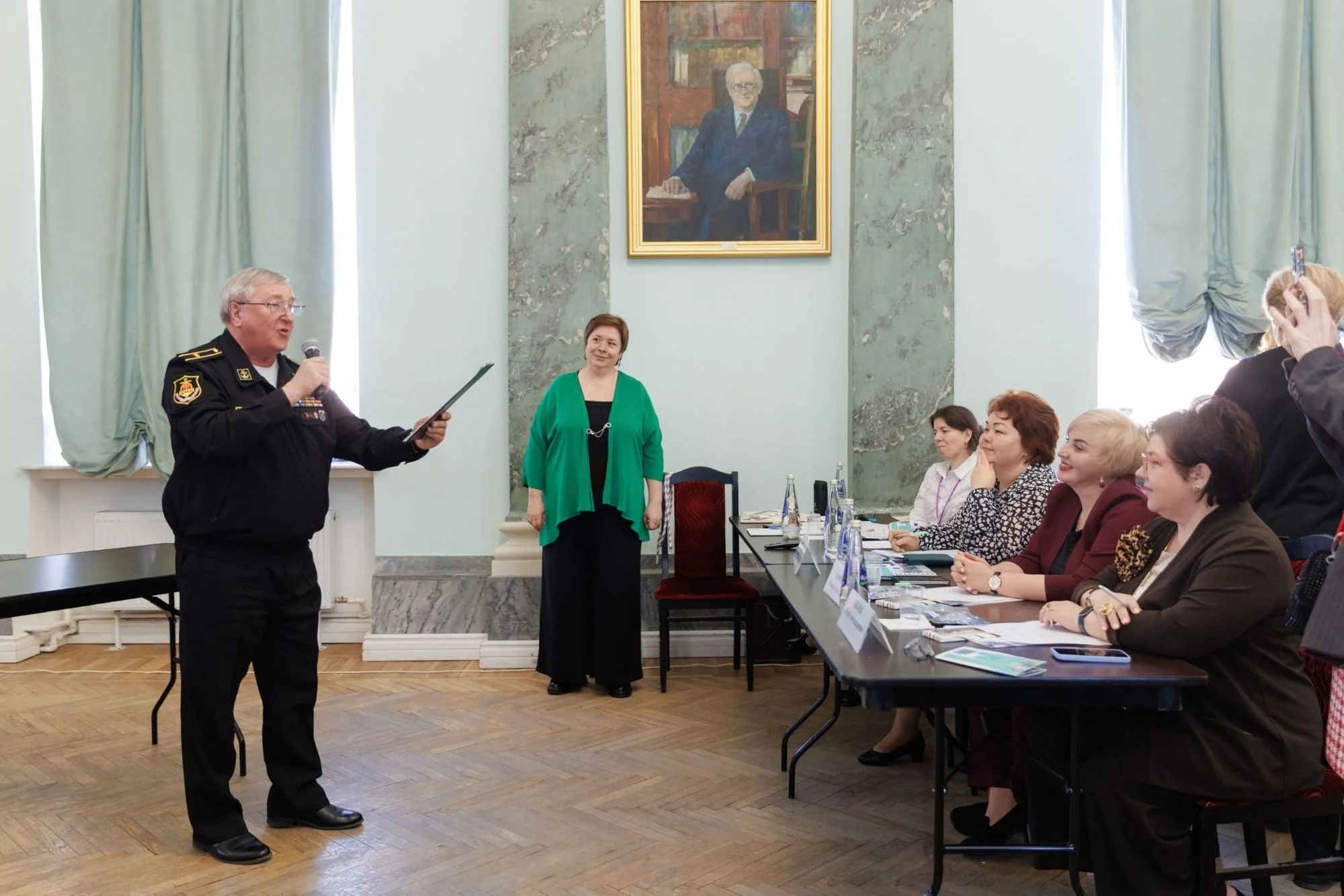 На снимке: Юрий Малых читает своё стихотворение.