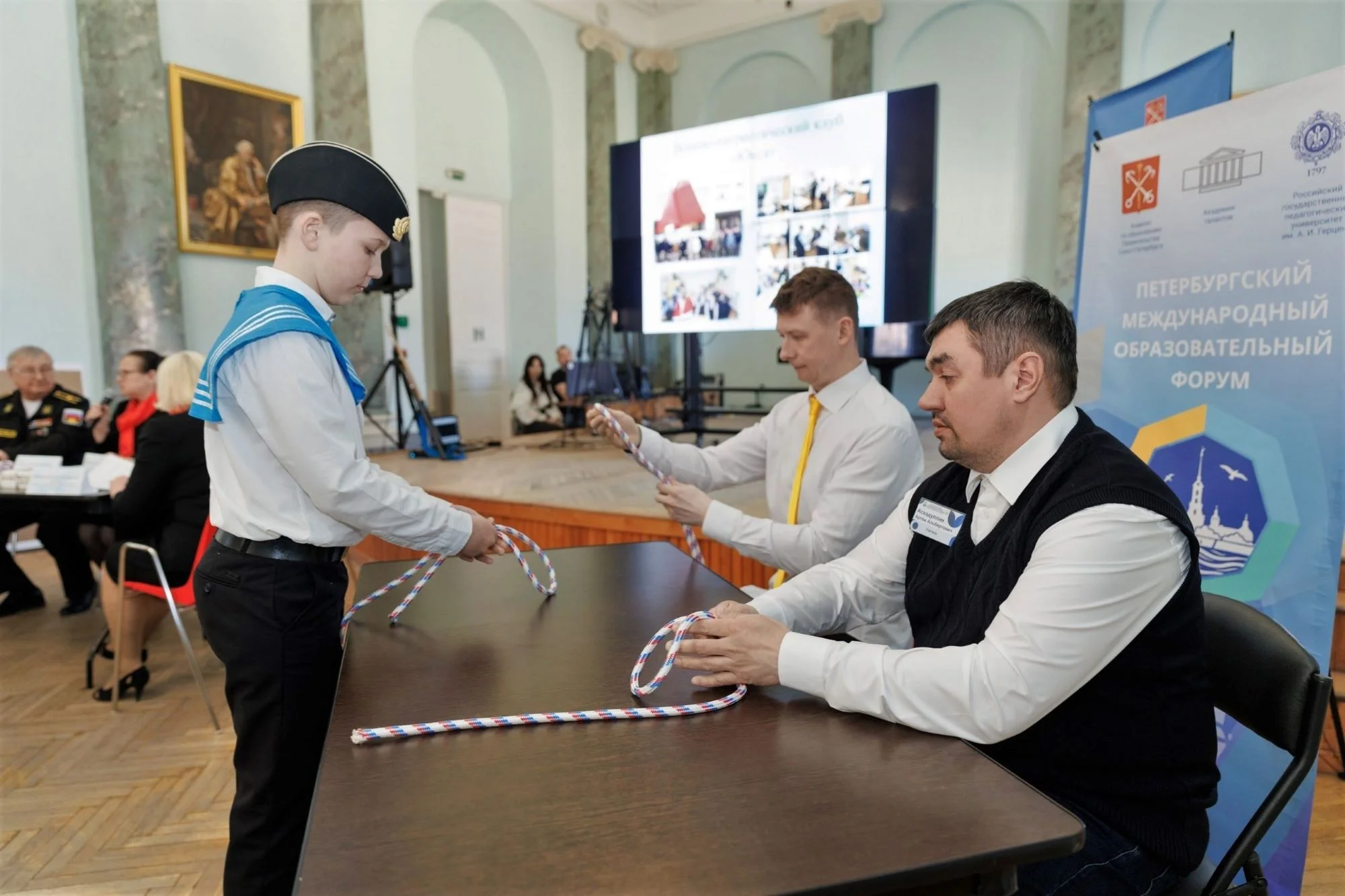 На снимке: урок учёным мужам от шестиклассника.