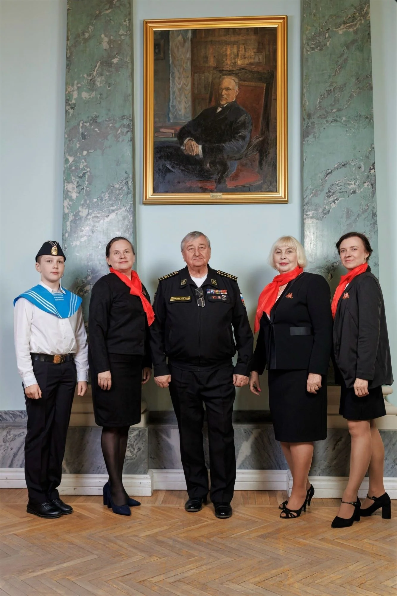 На снимке: увенчанная лаврами команда (слева направо) ученик 6 «А» класса Прохор Буйских, учитель русского языка и литературы Жанна Касимова, представитель Российского фонда ветеранов в Кировской области Юрий Малых, директор гимназии Елена Юдина, заместителя директора по учебно-воспитательной работе Елена Перешеина.