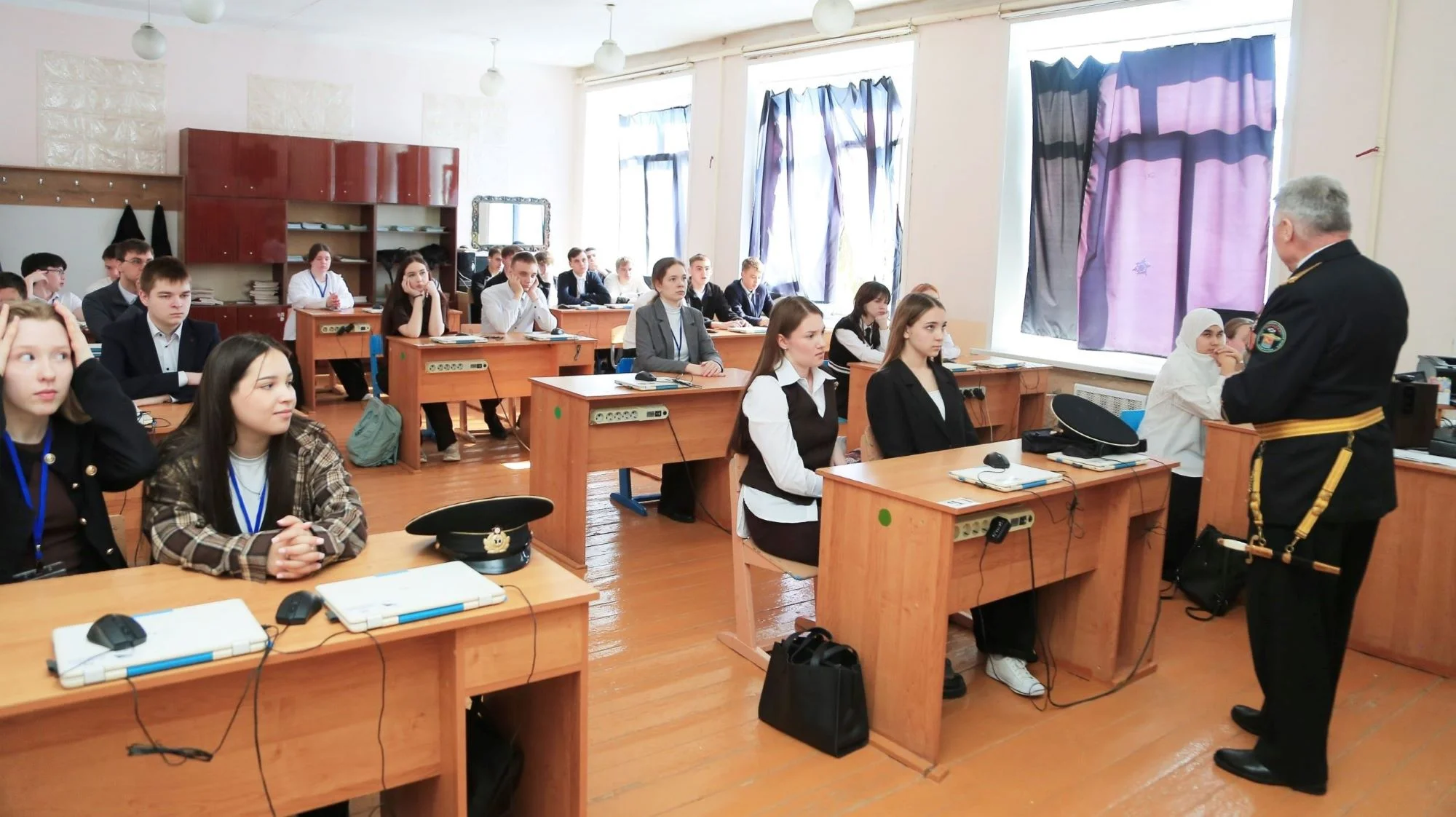 На снимке: руководитель Ульяновского областного отделения Российского фонда ветеранов капитан 2 ранга запаса Александр Емелькин проводит урок мужества со старшеклассниками.