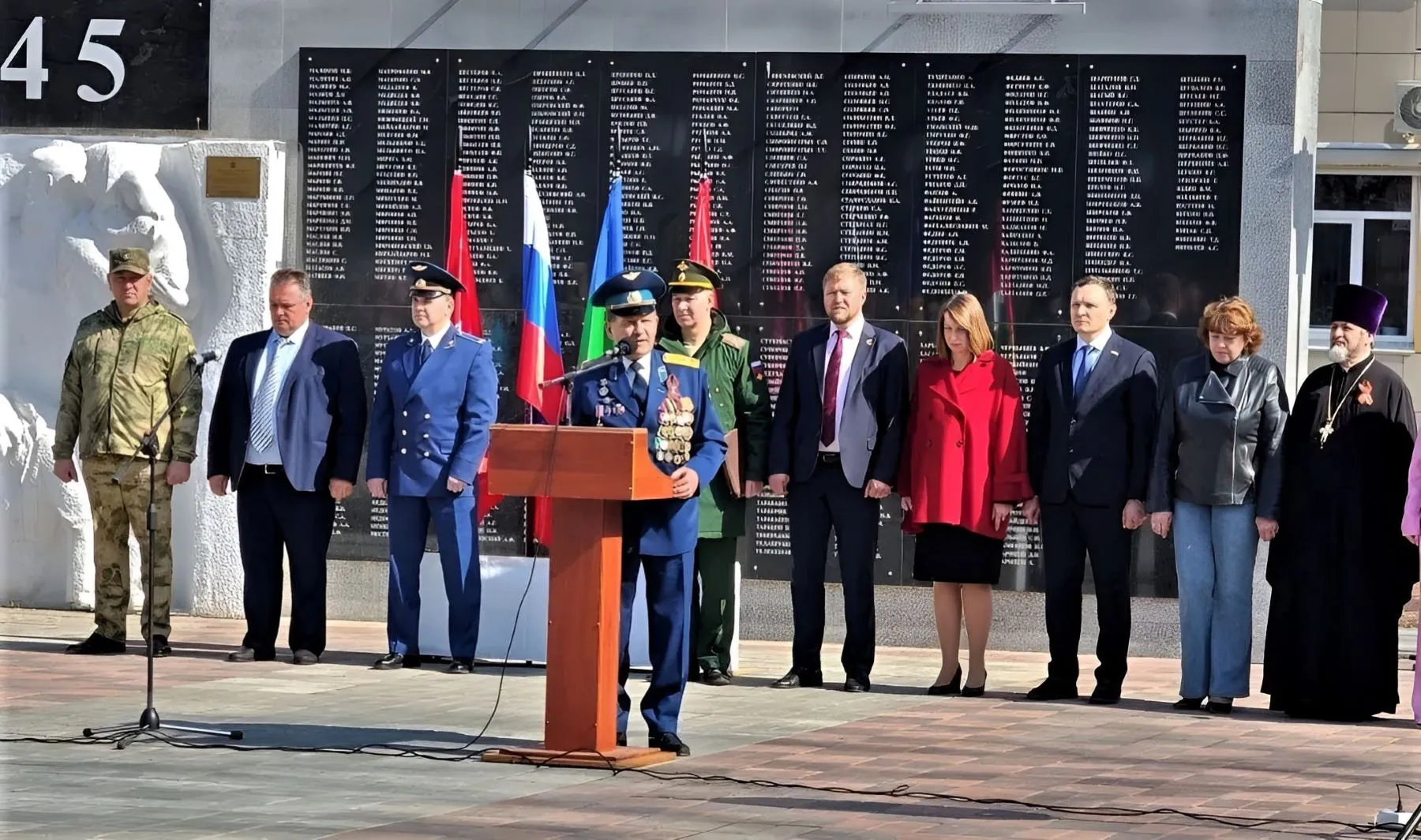 На снимке: представитель Российского фонда ветеранов в Калужской области полковник в отставке Анатолий Исаченко выступает на митинге.