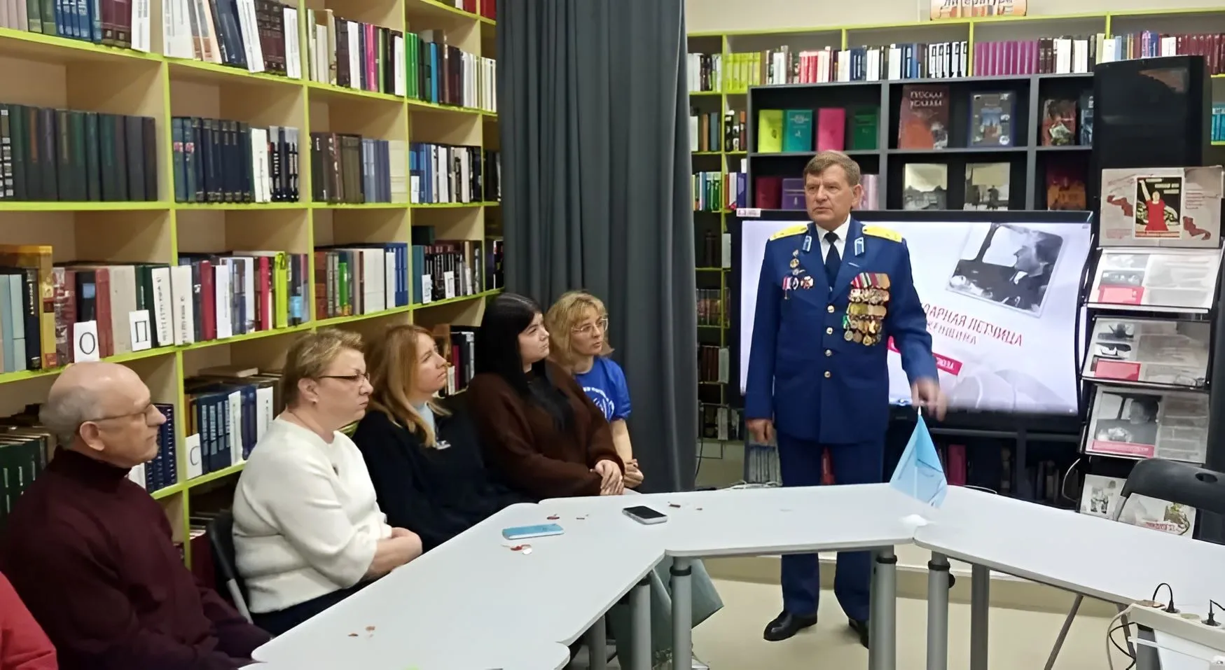 На снимке: представитель Российского фонда ветеранов в Калужской области полковник в отставке Анатолий Исаченко выступает на встрече с читателями в Думиничской центральной районной библиотеке.