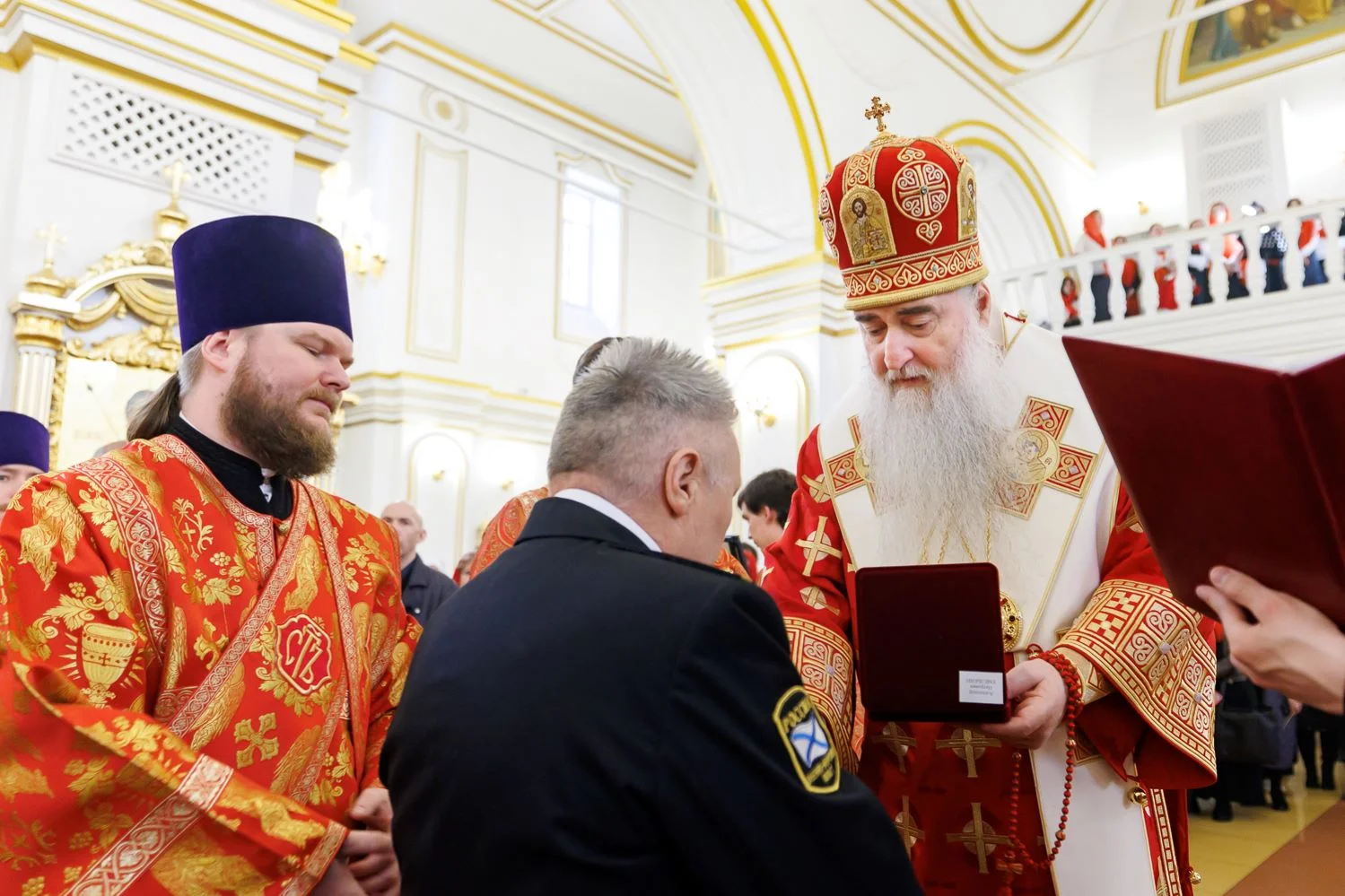 На снимке: церемония награждения председателя Ульяновского областного отделения Российского фонда ветеранов капитана 2 ранга запаса Александра Емелькина медалью Промзинского образа святителя Николая III степени.