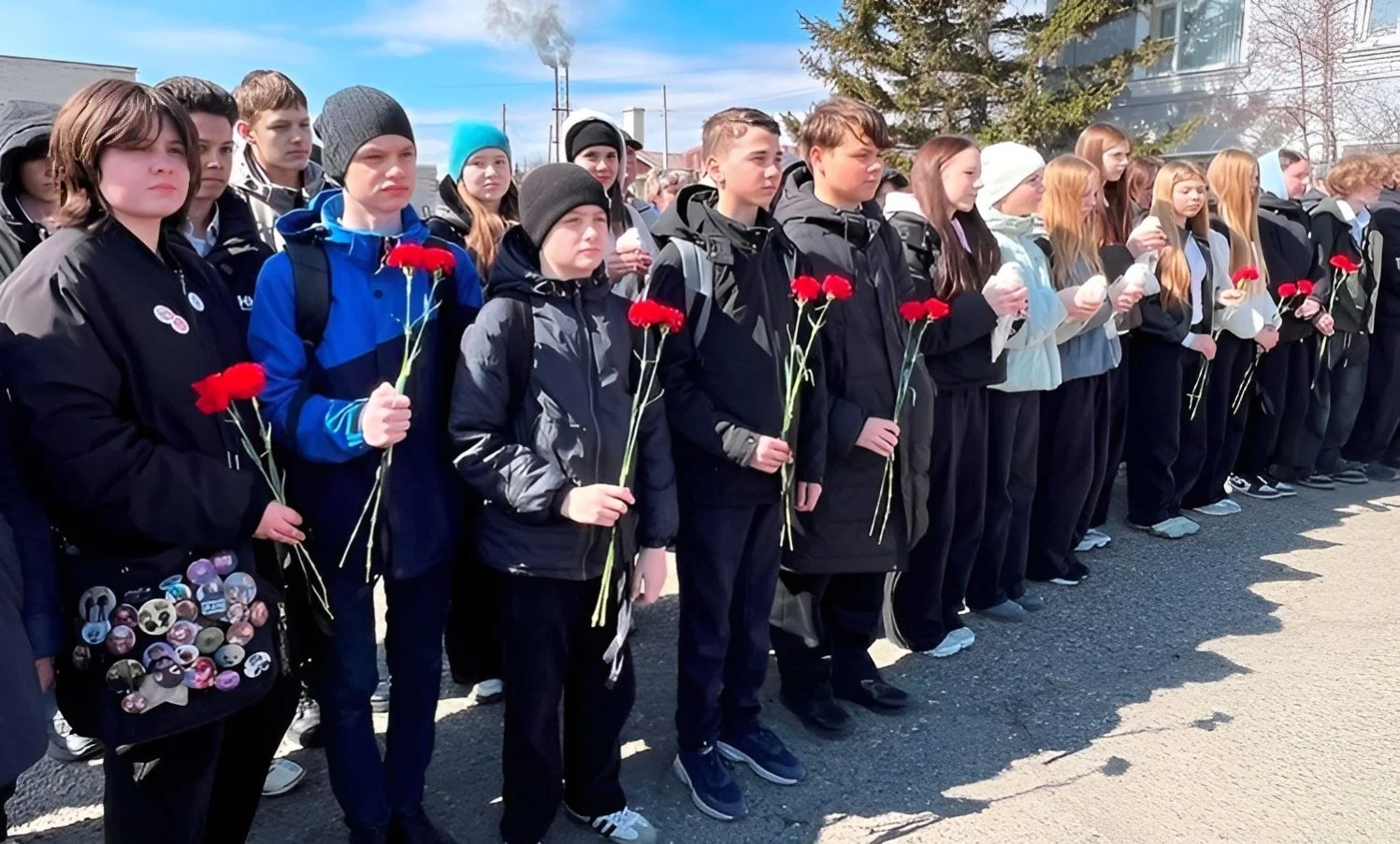 На снимке: церемония торжественного открытия мемориальной доски майору юстиции в отставке Константину Поданёву.