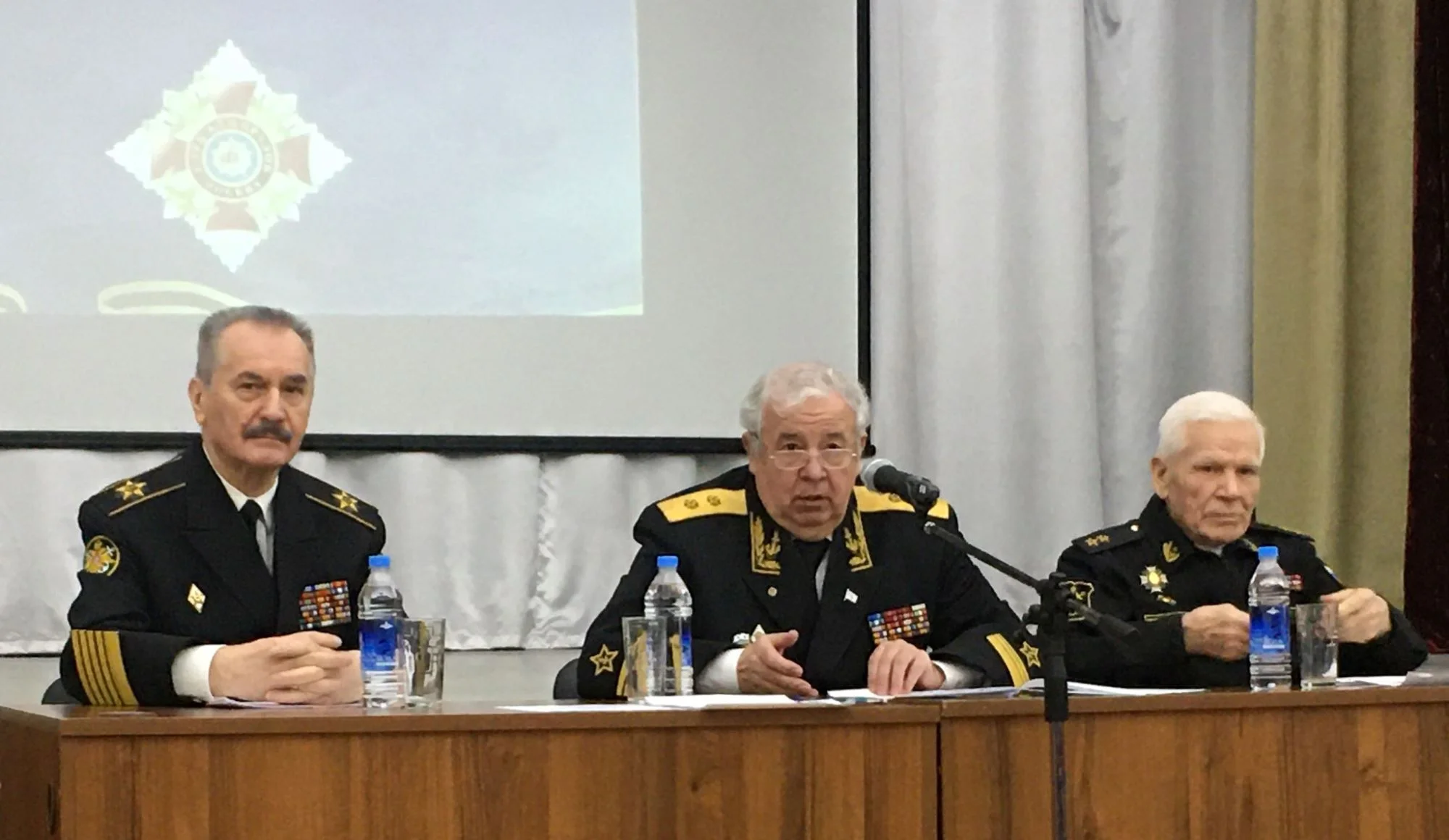 На снимке: президиум собрания (слева-направо) адмирал флота Владимир Масорин, вице-адмирал Фёдор Смуглин, вице-адмирал Валерий Дорогин.