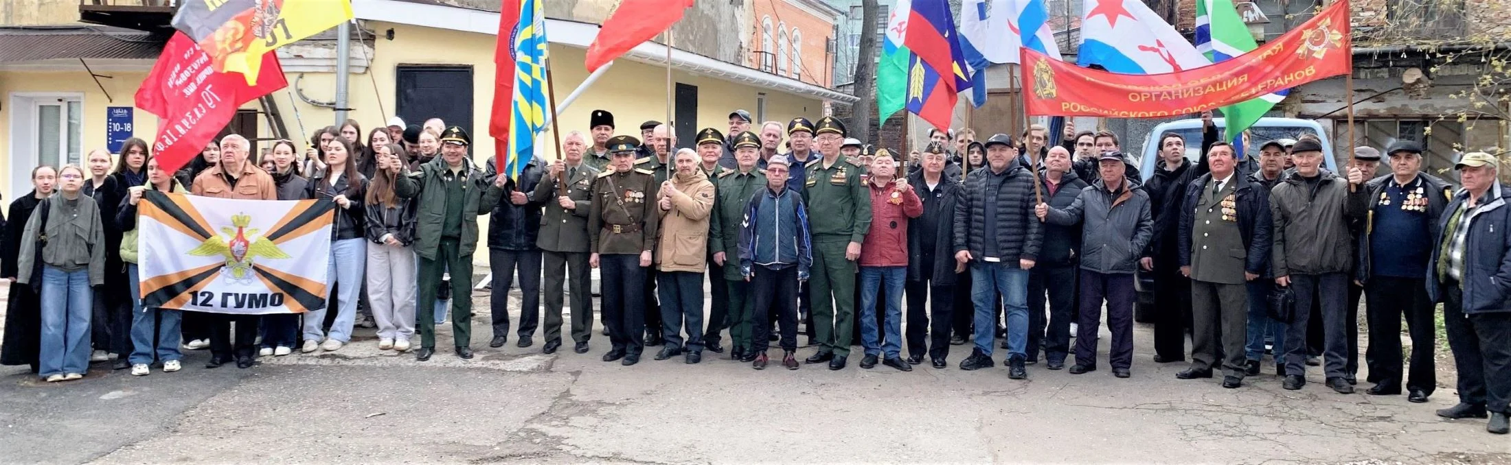 На снимке: встреча ветеранов военной службы со студентами Кировского филиала Московского финансово-юридического университета и учащимися Вятского железнодорожного техникума.