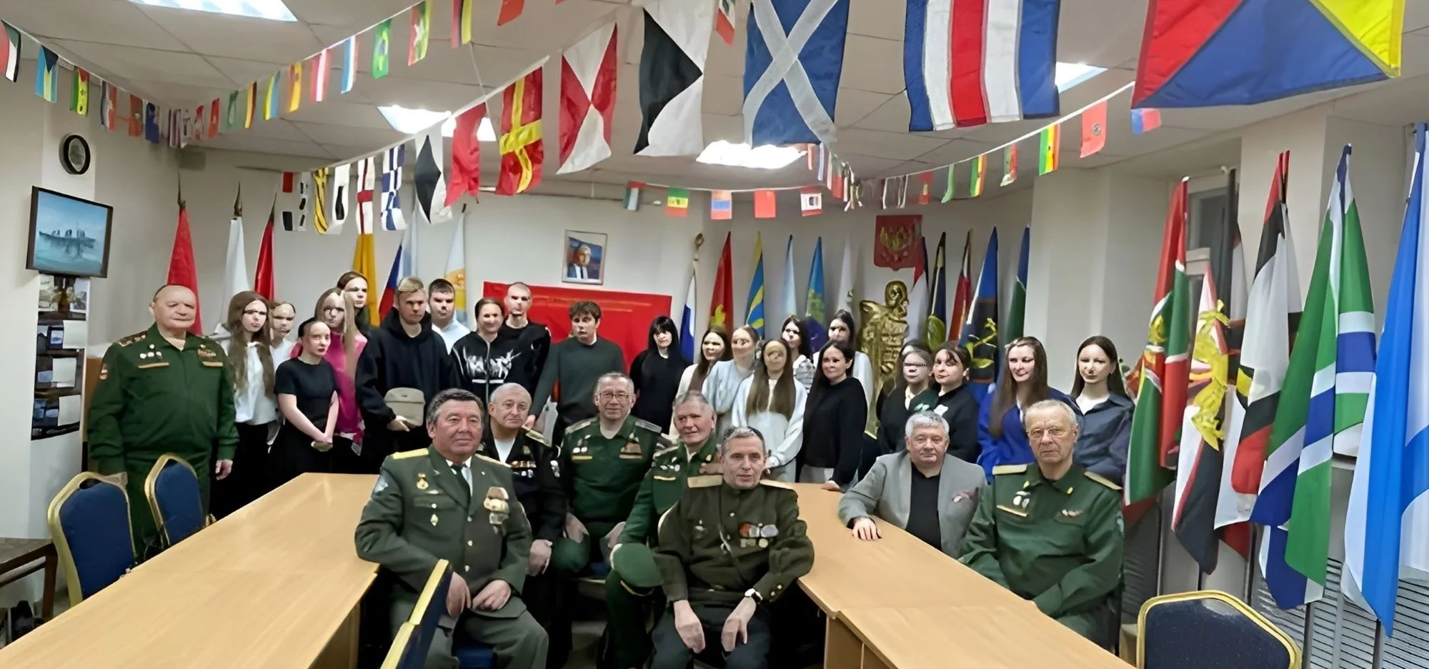 На снимке: встреча ветеранов военной службы со студентами Кировского филиала Московского финансово-юридического университета и учащимися Вятского железнодорожного техникума.