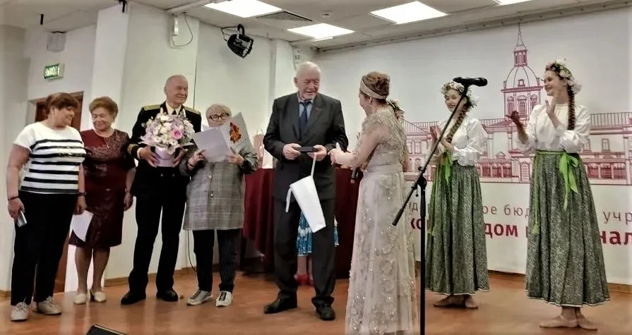 На снимке заместитель председателя Российского фонда ветеранов капитан 1 ранга в отставке Анатолий Качко вручает Валентине Ворониной награды Фонда.