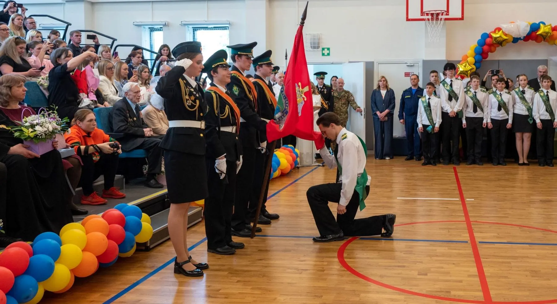 Церемония прощания с флагом школы.