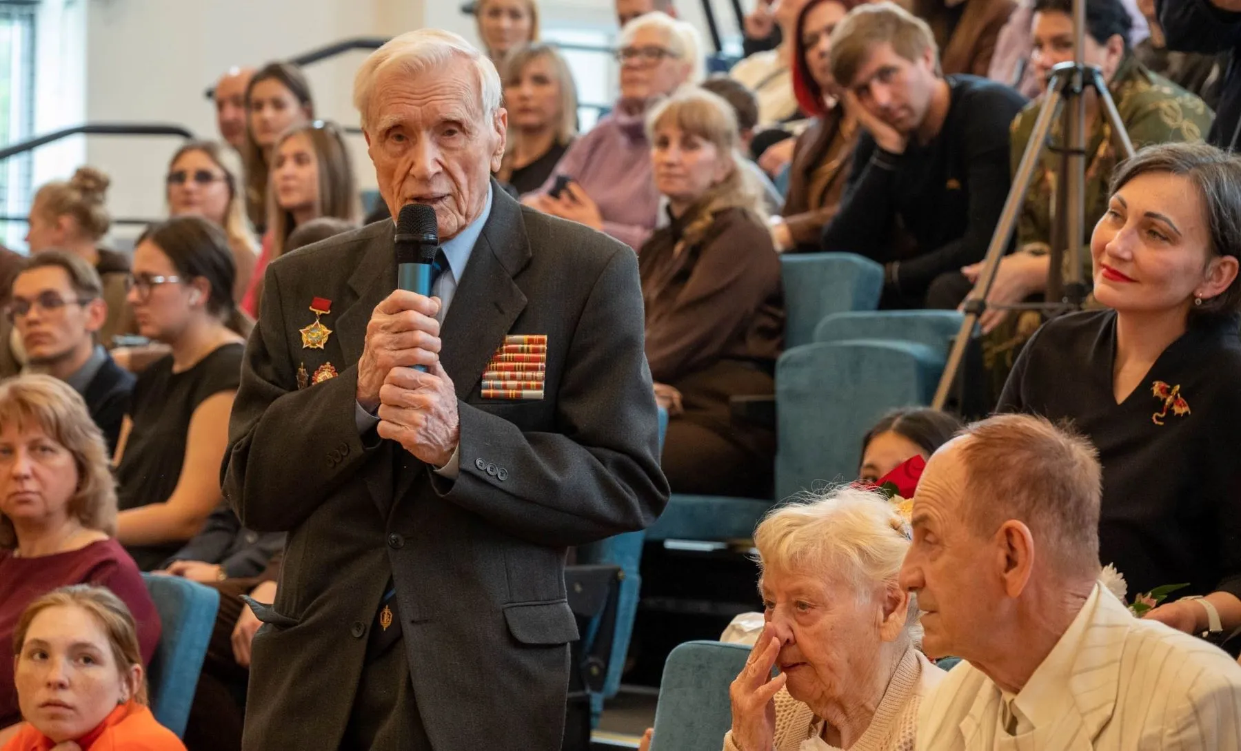 К выпускникам обращается участник Великой Отечественной войны, ветеран органов госбезопасности полковник в отставке Василий Глотов.