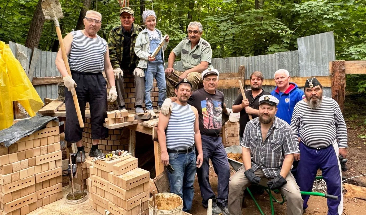 УЛЬЯНОВСКИЕ ВЕТЕРАНЫ СВОИМИ СИЛАМИ СТРОЯТ МОНУМЕНТ ЗАЩИТНИКАМ МОРСКИХ РУБЕЖЕЙ ВСЕХ ПОКОЛЕНИЙ.