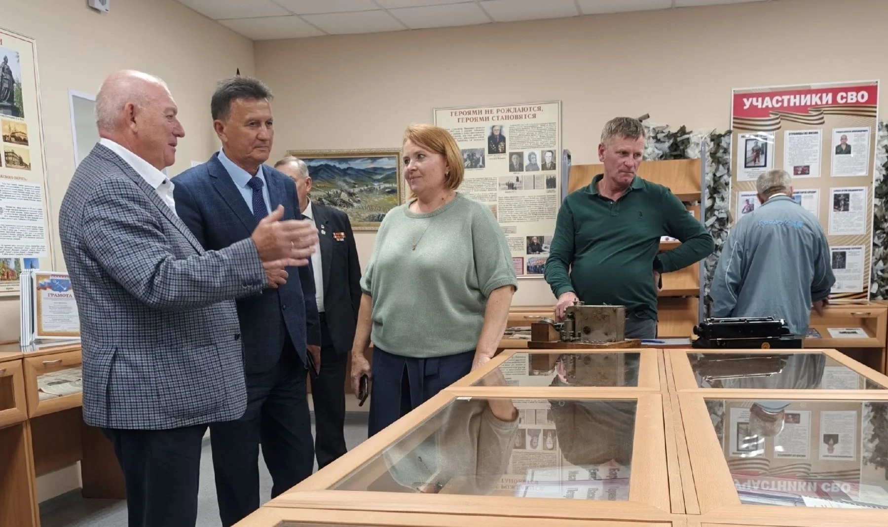 На снимке (слева направо): представитель Российского фонда ветеранов в Ленинградской области Юрий Олейник, председатель Совета ветеранов Лужского района Марс Султанов и директор школы Анна Андреева.