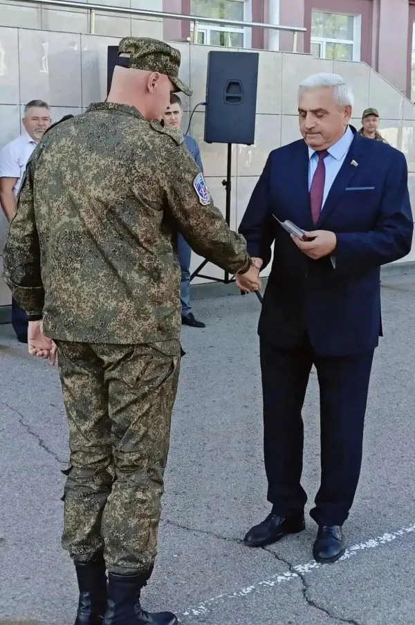 На снимке: председатель Пензенского областного отделения Российского фонда ветеранов полковник в отставке Анатолий Цыкалов вручает награды победителям XII юнармейских военно-патриотических сборов Приволжского федерального округа.