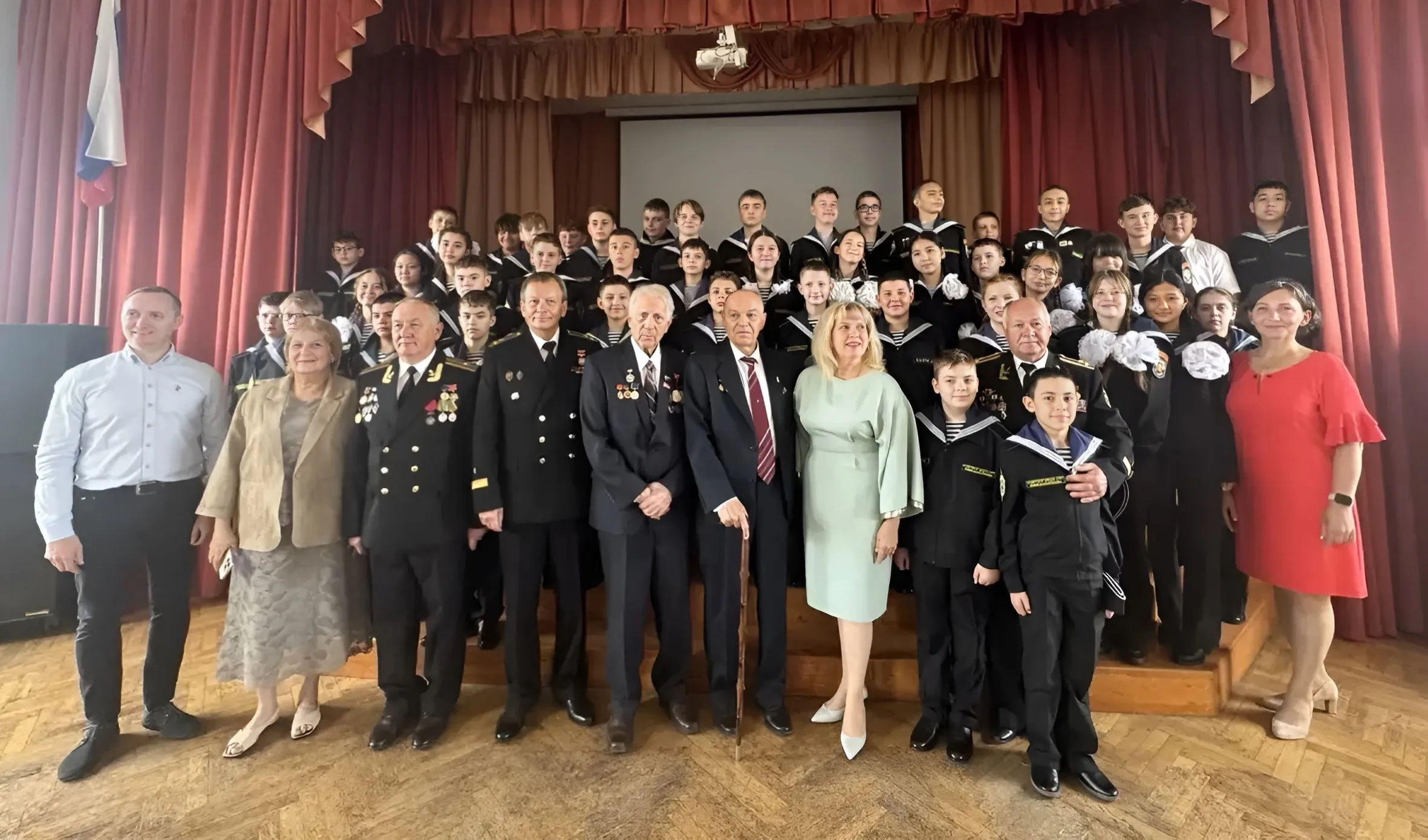 На снимке: (в первом ряду справа налево): советник председателя Российского фонда ветеранов, председатель ветеранской организации Департамента береговой охраны Пограничной службы ФСБ России капитан 1 ранга в отставке Анатолий Свирякин, помощник председателя Фонда Маргарита Сидорова, ветераны труда Валентин Мелкумов и Виктор Помазков.