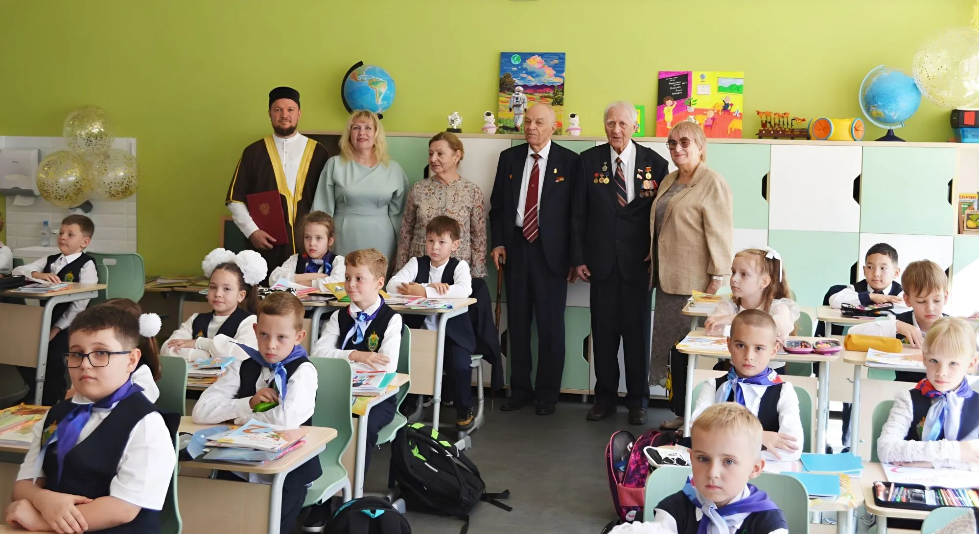 На снимке: Валентин Мелкумов и Виктор Помазков в одном из младших классов кадетской школы.