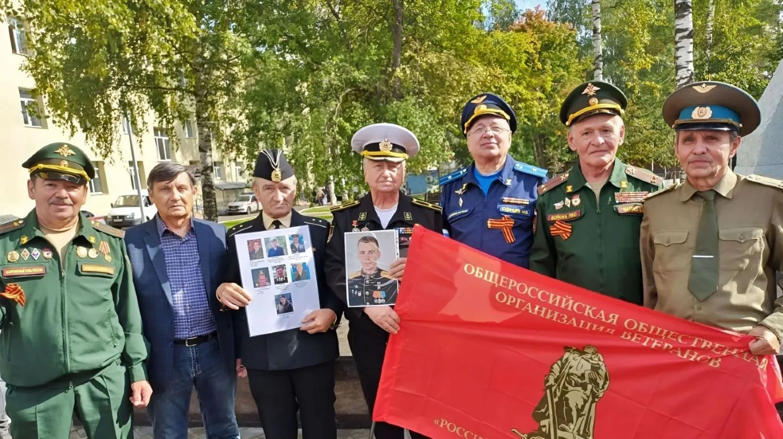 На снимке: представитель Российского фонда ветеранов в Кировской области, руководитель инициативной группы по увековечению памяти моряков-кировчан капитан 3 ранга в отставке Юрий Малых (в центре) с ветеранским активом.